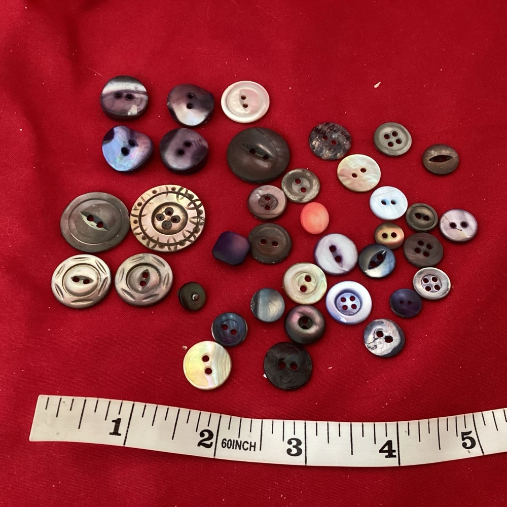 40 grams of colorful Motherpearl sewing buttons